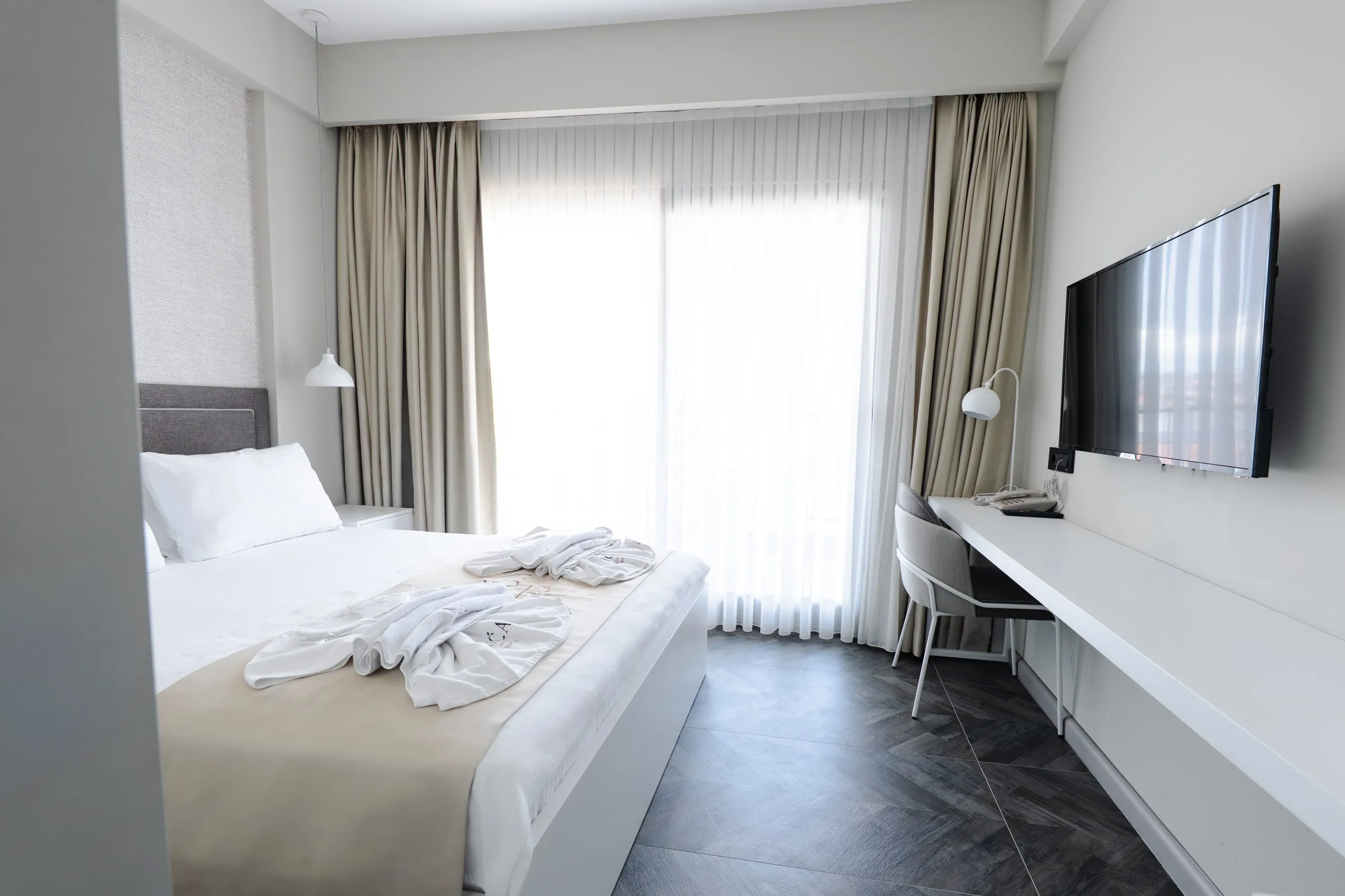 Ekonomik Fransız Balkon — bahçe manzaralı fransız balkon